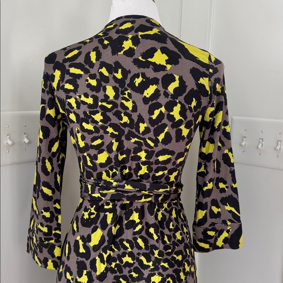 DVF Diane Von Furstenberg JEANNE Silk Jersey Wrap Dress Snow Leopard Grey Size 4 - Picture 8 of 13